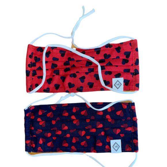 ♥️Vera Bradley 2 Sweet Hearts Pleated Valentines Face Masks - Picture 1 of 1